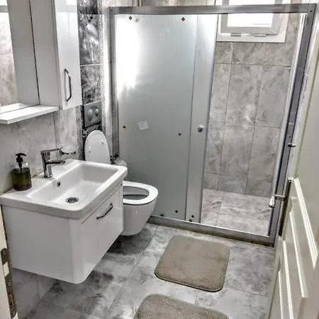Apartament Cok Iyi Konumda 1+1 Daire